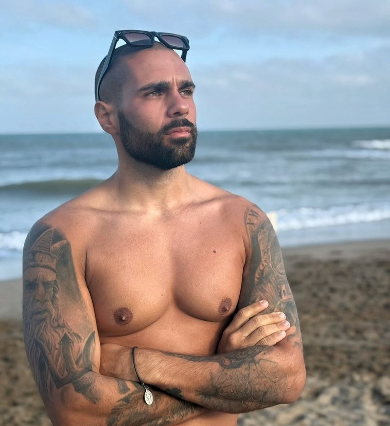 Hombre con transformación física real: fuerte, definido y tranquilo — el resultado que busca alguien que empieza FITRANSFORMATION